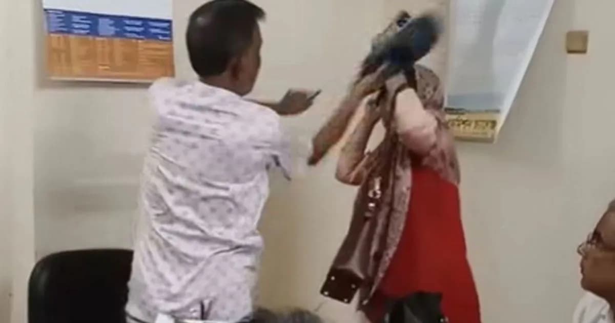 কলেজ  শিক্ষিকাকে জুতাপেটা করলেন স্থানীয় বিএনপি নেতা