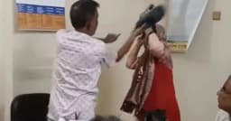 কলেজ  শিক্ষিকাকে জুতাপেটা করলেন স্থানীয় বিএনপি নেতা