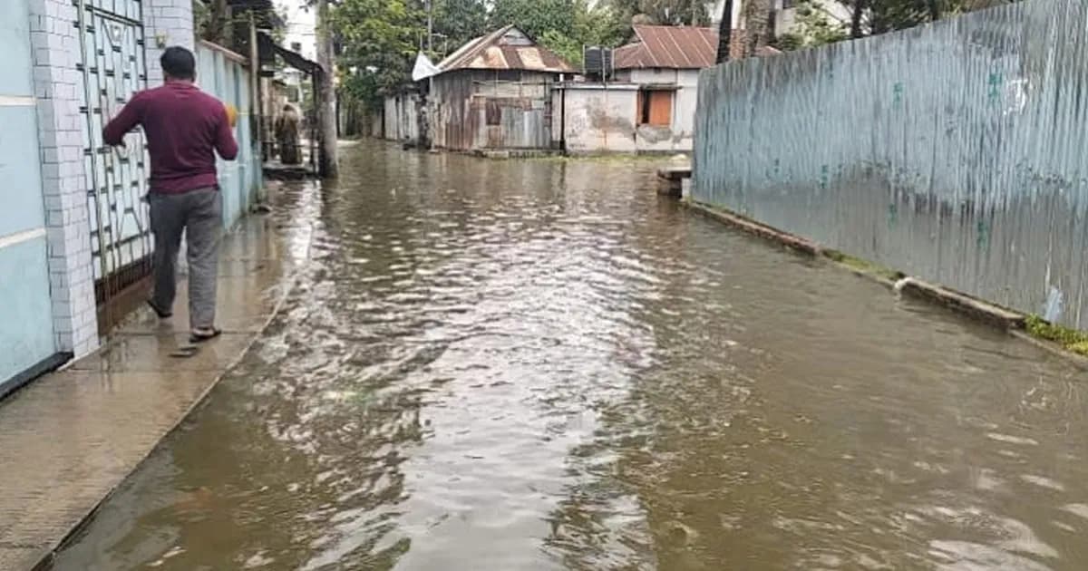 এক ঘণ্টার বৃষ্টিতেই তলিয়ে গেছে কিশোরগঞ্জ শহরের রাস্তা