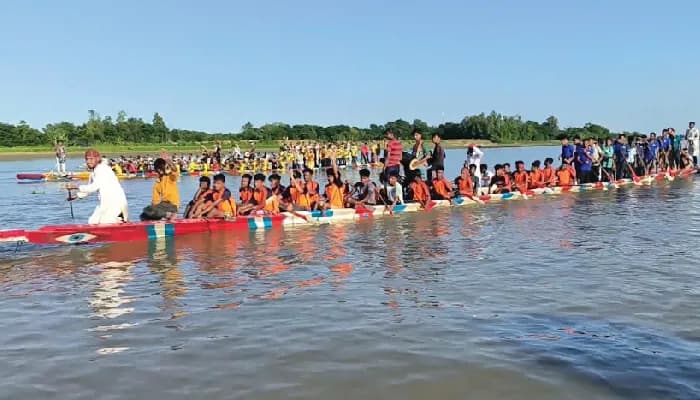 মৌলভীবাজারে নৌকাবাইচ প্রতিযোগিতা, বৈঠার ছন্দে ছন্দে উৎসবের ঢেউ
