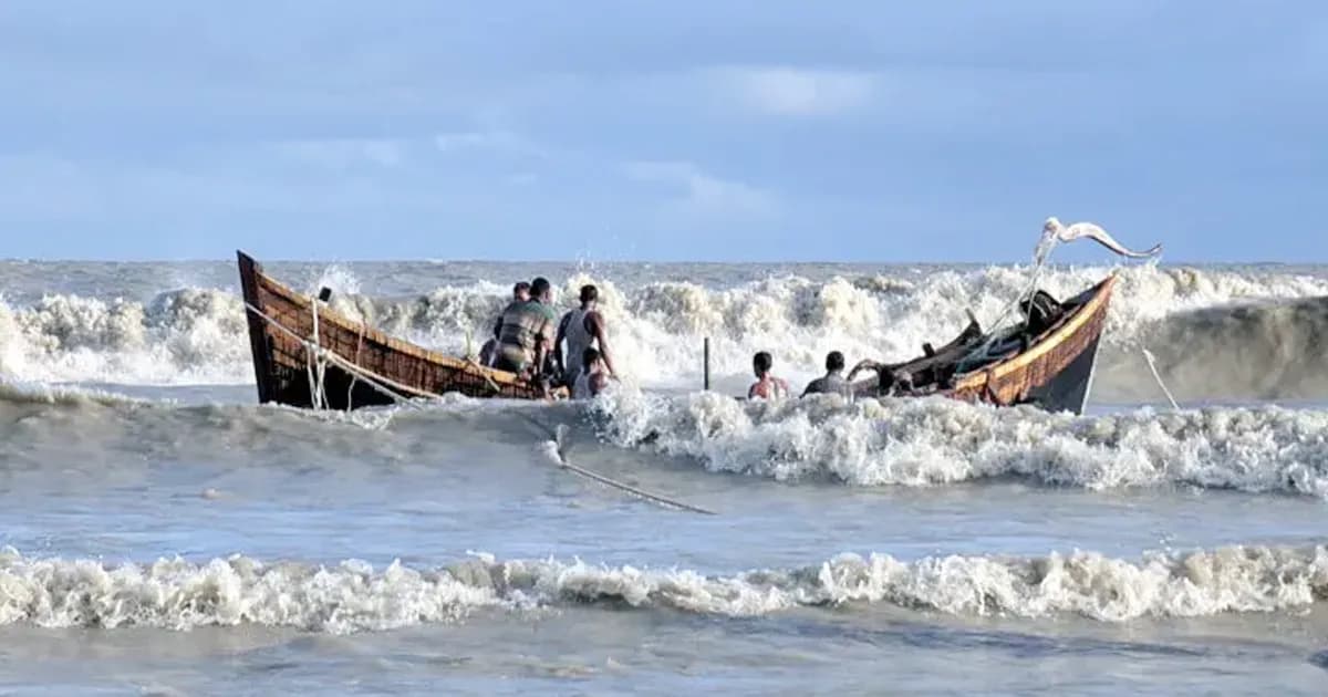 উত্তাল সাগরে তলিয়ে গেল দুই ট্রলার: উদ্ধার ১৬ জেলে, নিখোঁজ ২