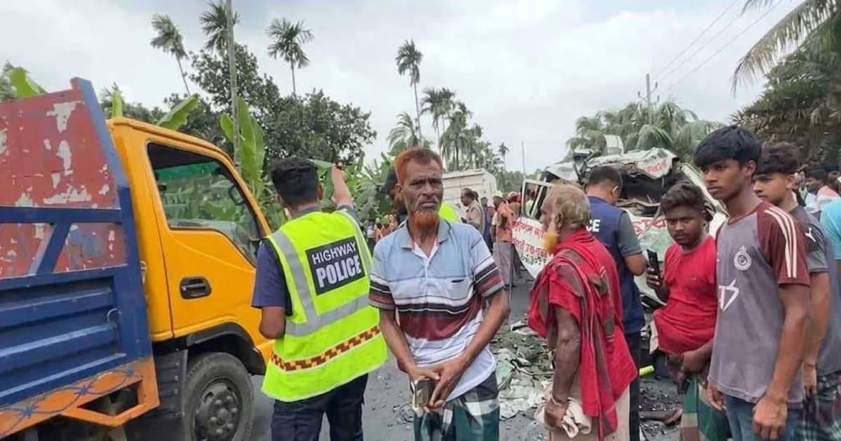ফরিদপুরে বাস-অ্যাম্বুলেন্সের মুখোমুখি সংঘর্ষ, নিহত ৫