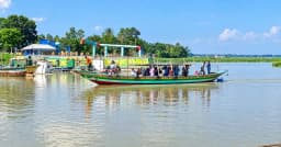 উত্তাল পদ্মায় বন্ধ ফেরি চলাচল, ঝুঁকি নিয়ে ট্রলারে পারাপার