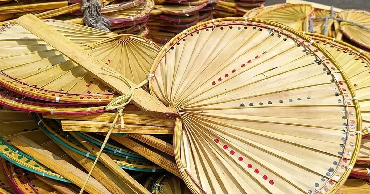 লোডশেডিং ও তীব্র গরমে শিবচরে বাড়ছে ঐতিহ্যবাহী তালপাখার কদর