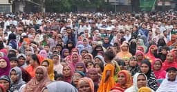 বৃষ্টিতেও মাঠ ছাড়েনি মানুষ, আলমগীর স্যারের বক্তব্যের অপেক্ষা