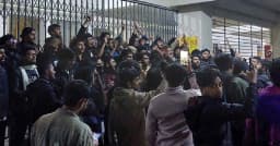 শাবিপ্রবিতে গভীর রাতে শিক্ষার্থীদের বিক্ষোভ, উত্তাল ক্যাম্পাস