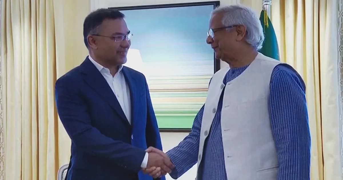 ফুলের তোড়ায় প্রধান উপদেষ্টাকে শুভকামনা জানালেন তারেক রহমান