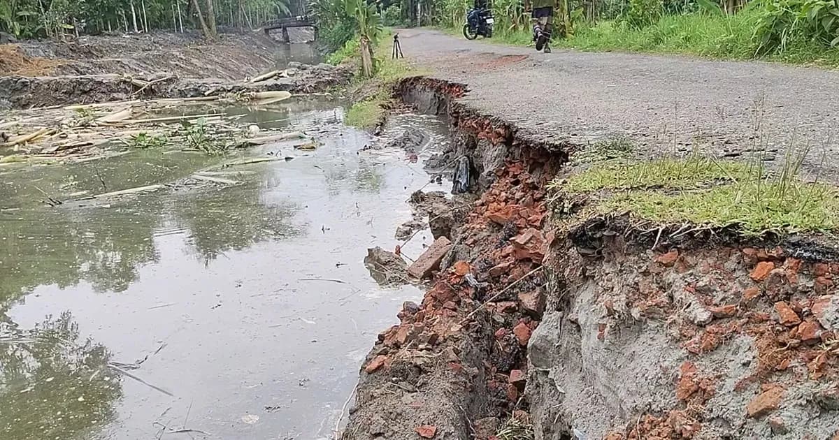 রাজাপুরে অপরিকল্পিত খাল খননে সড়কে ধস, ভোগান্তিতে জনজীবন