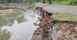 রাজাপুরে অপরিকল্পিত খাল খননে সড়কে ধস, ভোগান্তিতে জনজীবন