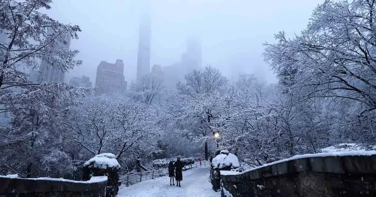 তুষারঝড়ে বিপর্যস্ত যুক্তরাষ্ট্র, নিউইয়র্কে জরুরি অবস্থা জারি