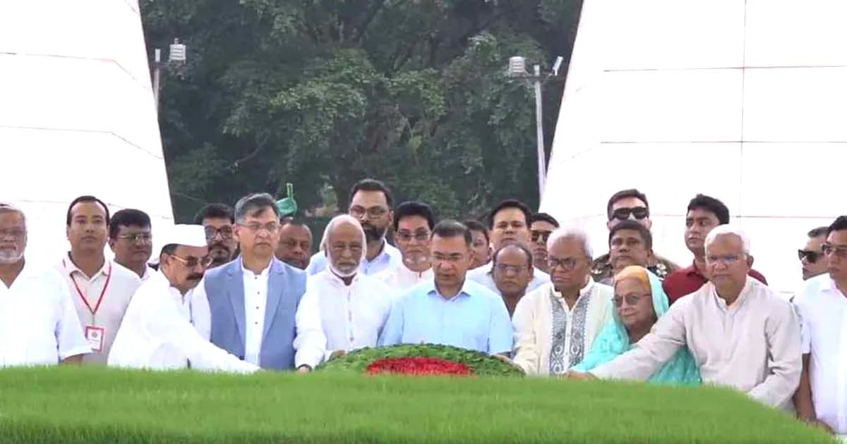 জিয়াউর রহমান-খালেদা জিয়ার সমাধিতে শ্রদ্ধা জানালেন তারেক রহমান