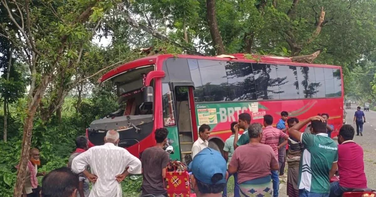 মেহেরপুরে ট্রাক ওভারটেক করতে গিয়ে বিআরটিসি বাস দুর্ঘটনা