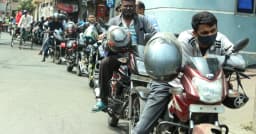 রাইড শেয়ার মোটরসাইকেলের চালকরা পাবেন ৫ লিটার তেল