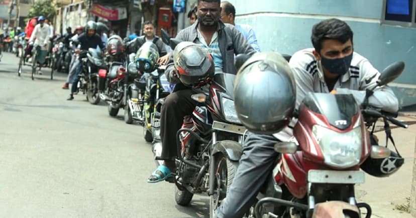 রাইড শেয়ার মোটরসাইকেলের চালকরা পাবেন ৫ লিটার তেল