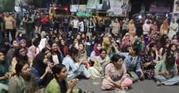 পুরান ঢাকার তাঁতিবাজারে জবি শিক্ষার্থীদের সড়ক অবরোধ