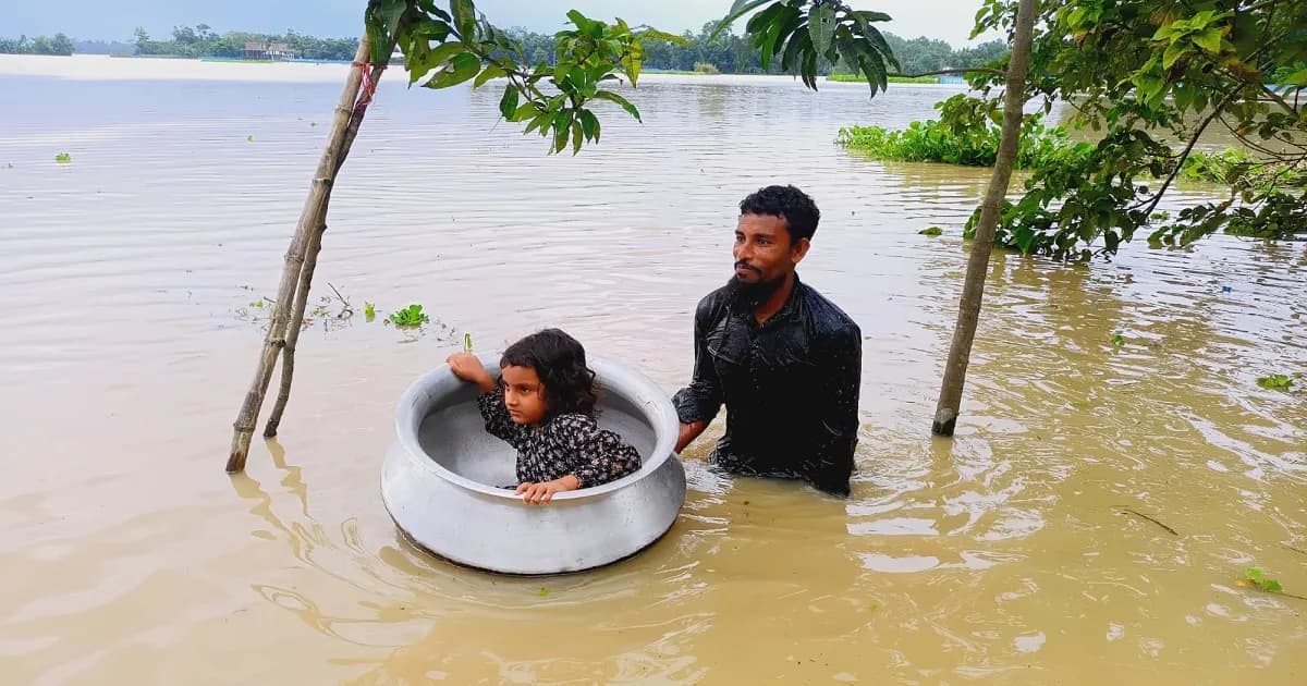 বন্যা পরিস্থিতি: মেয়েকে হাড়িতে বসিয়ে নিরাপদ আশ্রয়ের পথে বাবা