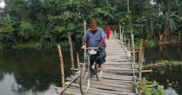 ঝুঁকিপূর্ণ কাঠের সেতুতে দুর্ভোগ, বিপাকে সাত হাজার মানুষ