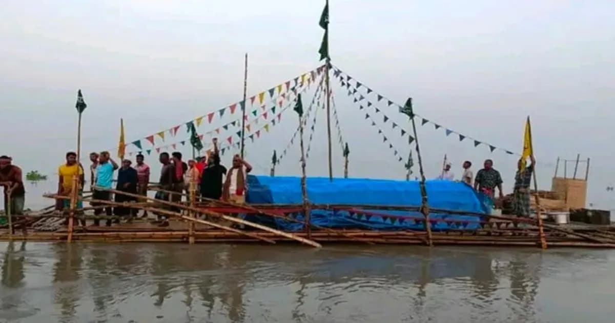 তিস্তার বুক চিরে আটরশির পথে উরস শরীফের ‘একক নজরানা’ বাঁশের ভুঁড়