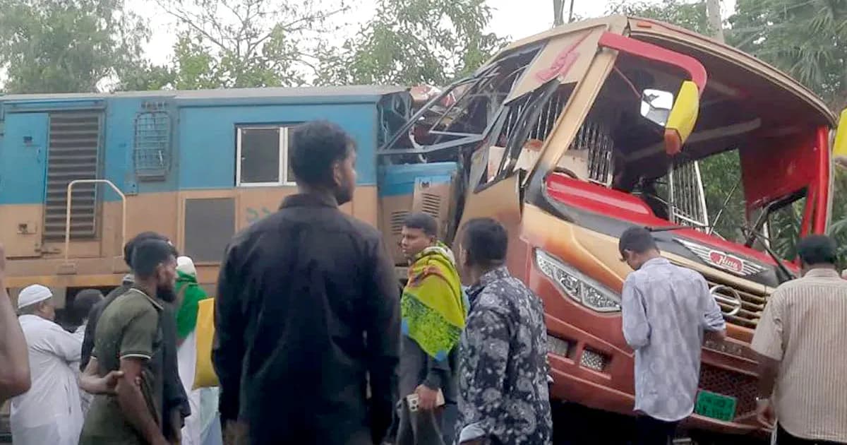 কুমিল্লায় বাস–ট্রেন সংঘর্ষ: নিহতদের পরিবারকে ১ লাখ টাকা দেবে রেল
