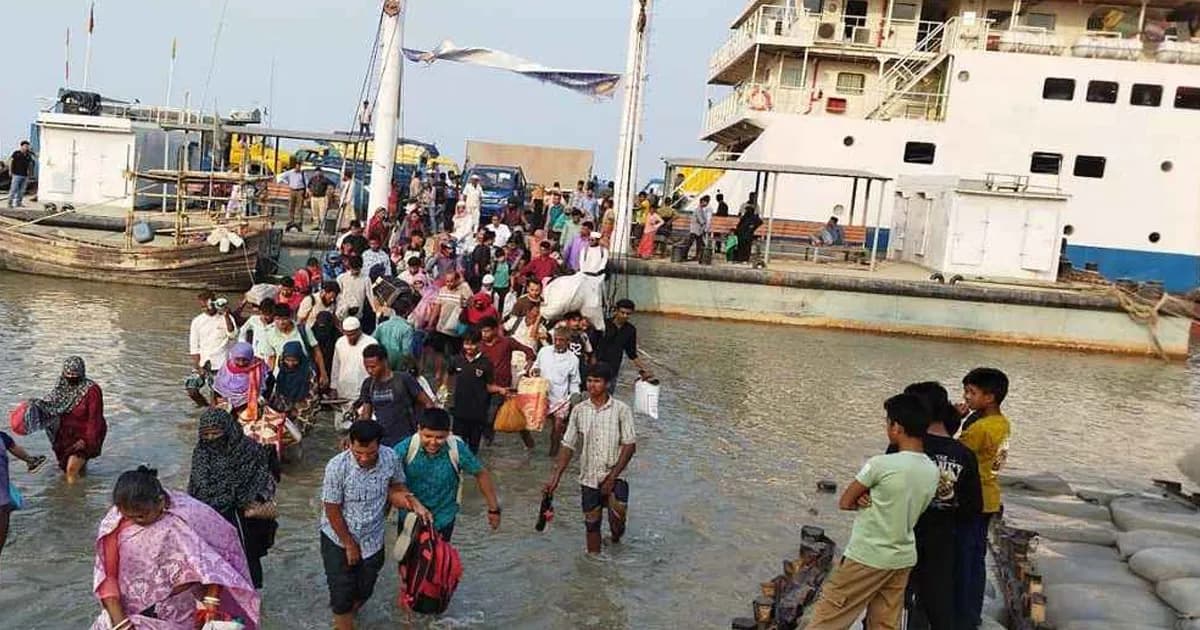 বৈরী আবহাওয়ার কারণে ফেরিসহ সব ধরনের নৌযান চলাচল বন্ধ