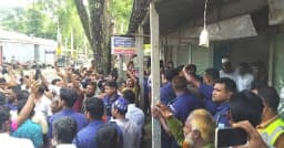 সারের দাবিতে কুড়িগ্রামে সড়ক অবরোধ, গুদামে অবরুদ্ধ কর্মকর্তা