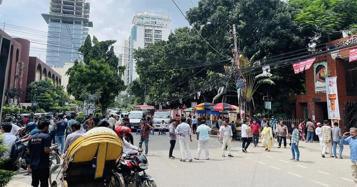 তিতুমীর কলেজ শিক্ষার্থীদের সড়ক অবরোধ, যান চলাচল বন্ধ