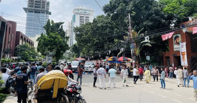 তিতুমীর কলেজ শিক্ষার্থীদের সড়ক অবরোধ, যান চলাচল বন্ধ