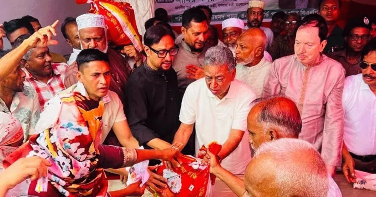 ত্রাণ বিতরণের মঞ্চ ভেঙে পড়ে গেলেন অর্থমন্ত্রী আমির খসরু