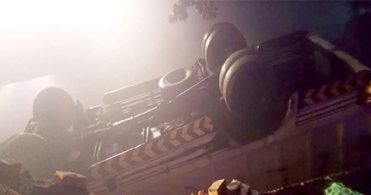 পাকিস্তানে ট্রাক খালে পড়ে এক পরিবারের ১৪ জন নিহত