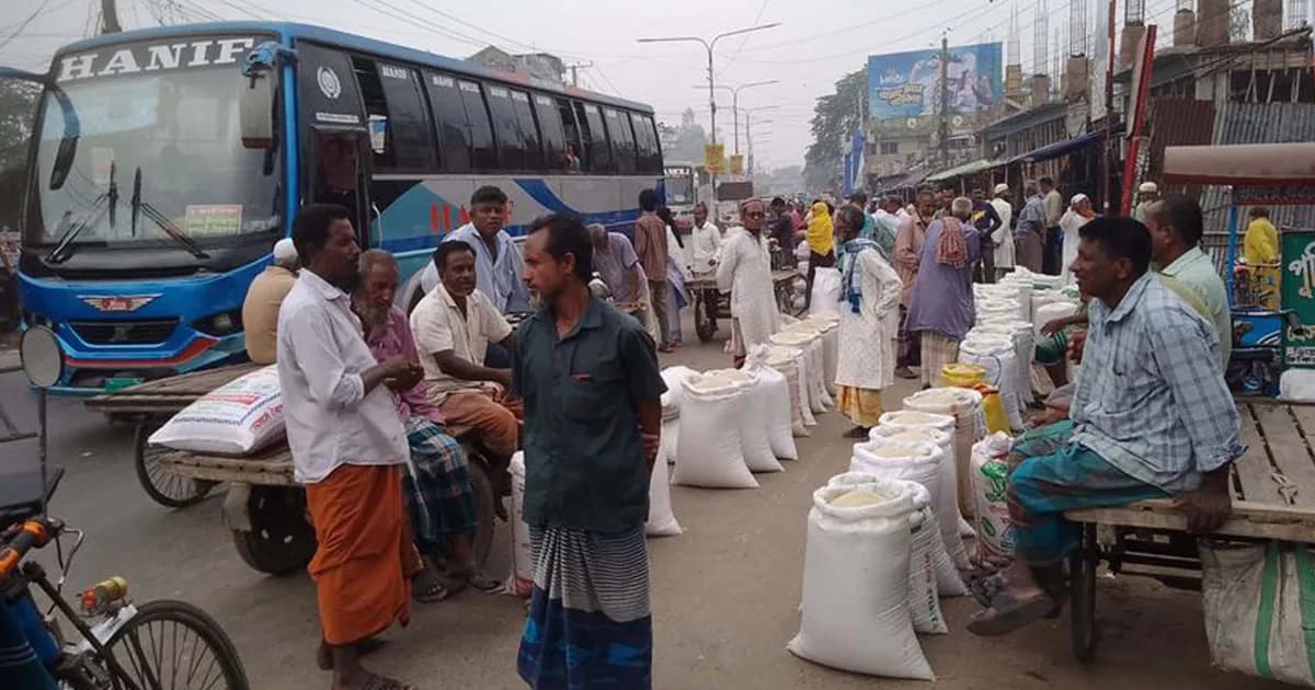 মহাসড়কে অবৈধ চালের হাট, ফুলবাড়ীতে বাড়ছে দুর্ঘটনার ঝুঁকি