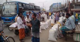 মহাসড়কে অবৈধ চালের হাট, ফুলবাড়ীতে বাড়ছে দুর্ঘটনার ঝুঁকি