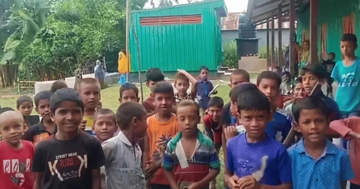 শিক্ষকরা আসেন না স্কুলে, লাঠিসোঁটা হাতে শিক্ষার্থীদের বিক্ষোভ