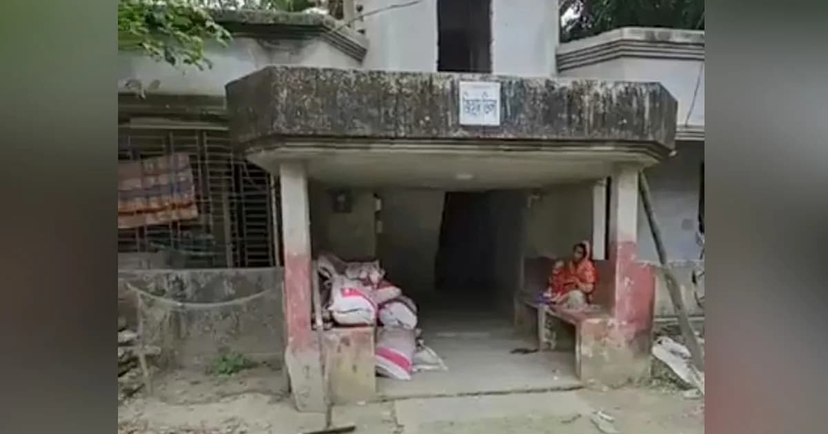 বাউফলে শিশুর পিতৃত্বের স্বীকৃতি ও বিয়ের দাবিতে নারীর অনশন