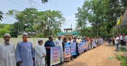 কবরস্থানের মাঝখানে নির্মাণাধীন দেয়াল অপসারণের দাবিতে মানববন্ধন