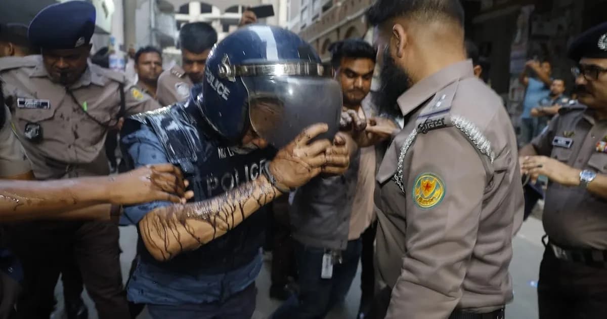 মাসুদ উদ্দিন চৌধুরীর ওপর ড্রেনের ময়লা পানি নিক্ষেপ