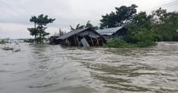 মৌলভীবাজারে ১০ হাজার পরিবার পানিবন্দি, বাড়ছে দুর্ভোগ