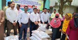 জীবননগরে কৃষি প্রণোদনা: ক্ষুদ্র ও প্রান্তিক কৃষকদের মাঝে বিনামূল্যে বীজ ও সার বিতরণ শুরু