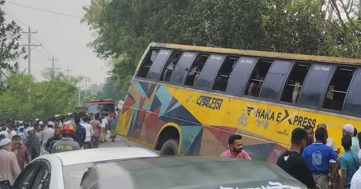 সিরাজগঞ্জে বাসচাপায় স্বামী-স্ত্রীসহ নিহত ৩