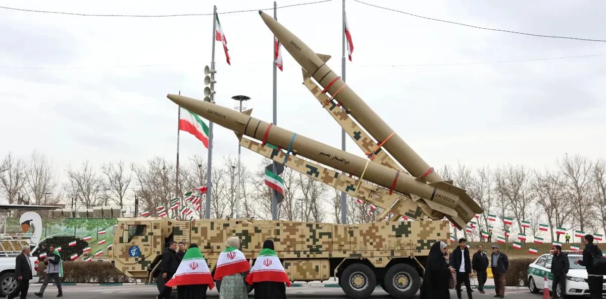 উত্তেজনার মধ্যেই দেশের জনগণকে শক্তিশালী ক্ষেপণাস্ত্র দেখাল ইরান