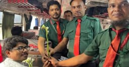 পহেলা বৈশাখে ফুল ও উপহার দিয়ে যাত্রীদের বরণ করে নিল রেলওয়ে