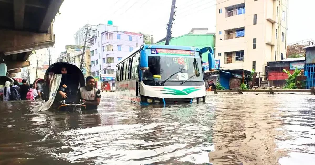 চট্টগ্রামে বুকসমান জলাবদ্ধতা, বৃষ্টিতে নগরজুড়ে অচলাবস্থা