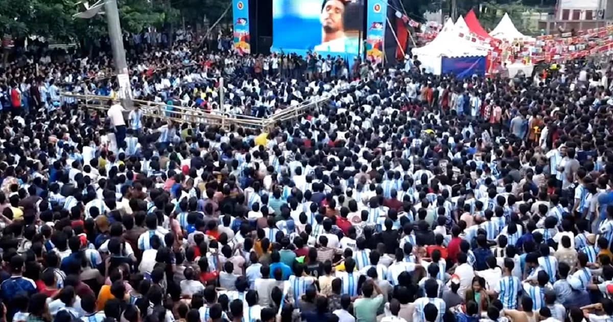 টিএসসিতে আর্জেন্টিনার জয় উদযাপনে ফুটবলপ্রেমীদের উচ্ছ্বাস