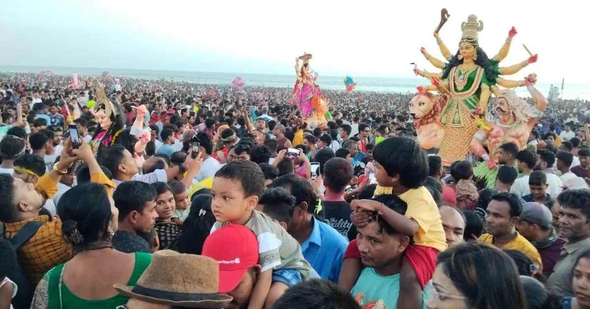 কক্সবাজার সৈকতে জনস্রোত, দেড় শতাধিক প্রতিমার বিসর্জন