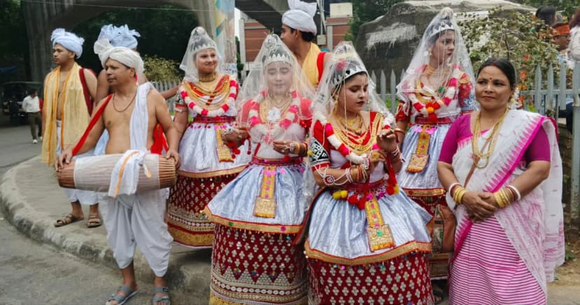 পহেলা বৈশাখে ঐতিহ্যবাহী পোশাকে প্রস্তুত বিভিন্ন জাতিগোষ্ঠীর শিল্পীরা