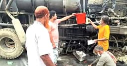 উল্টে গেল কাভার্ডভ্যান, ঝরতে থাকা ডিজেল নিতে স্থানীয়দের ভিড়