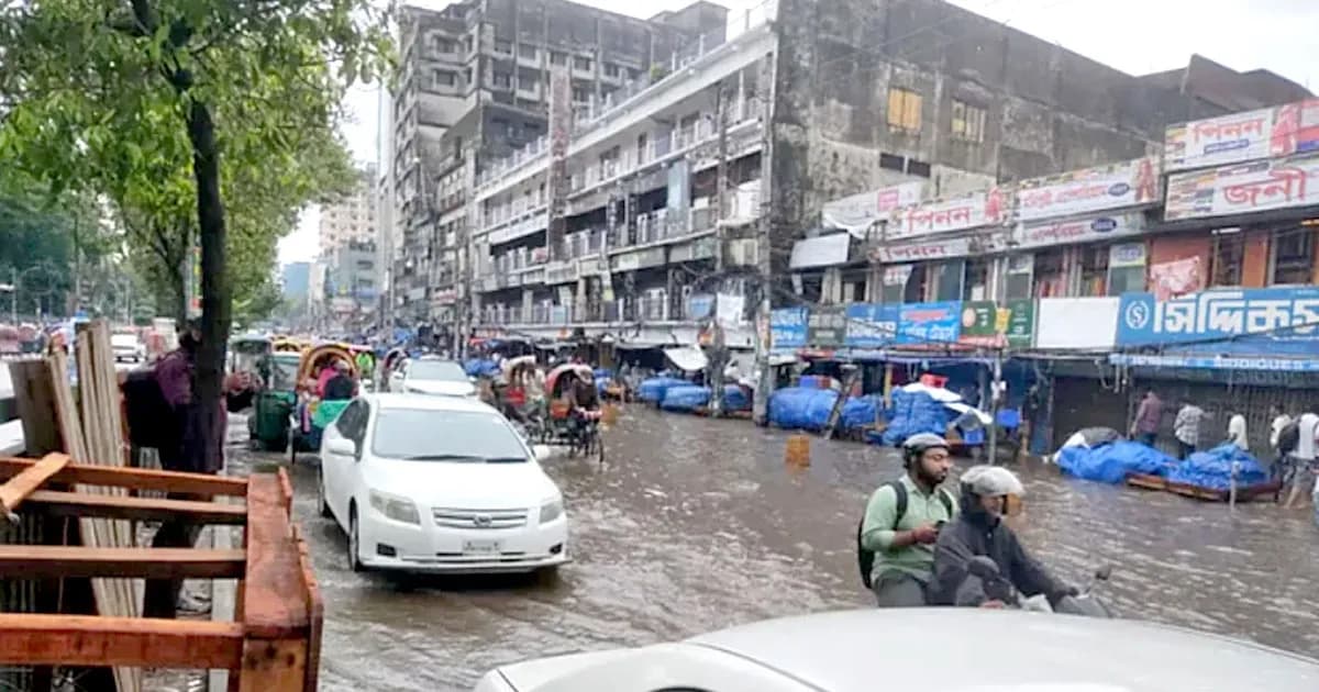 জলাবদ্ধতায় বন্ধ ঘোষণা করা হয়েছে ঢাকা নিউ মার্কেট