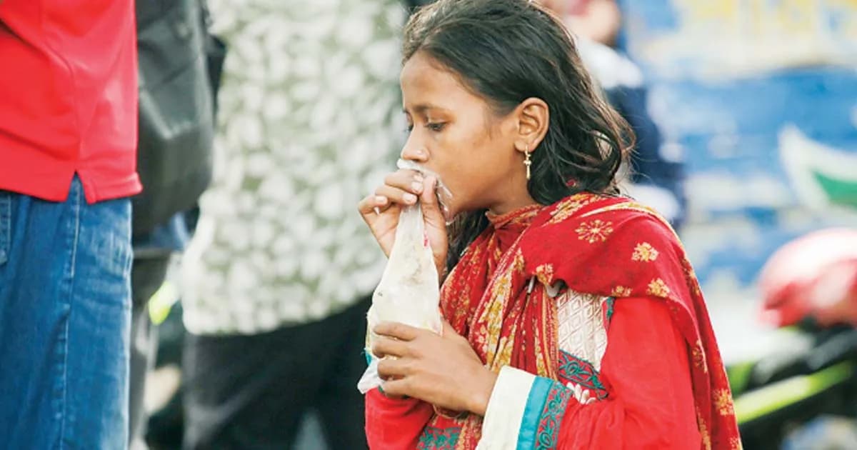 মাদকে আসক্ত ঢাকার অধিকাংশ পথশিশুরা