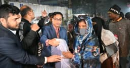 নারায়ণগঞ্জে অসহায় শীতার্তদের মাঝে জেলা প্রশাসকের কম্বল বিতরণ