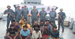 তিন দিন সাগরে ভাসার পর ১৬ জেলেকে উদ্ধার করল নৌবাহিনী