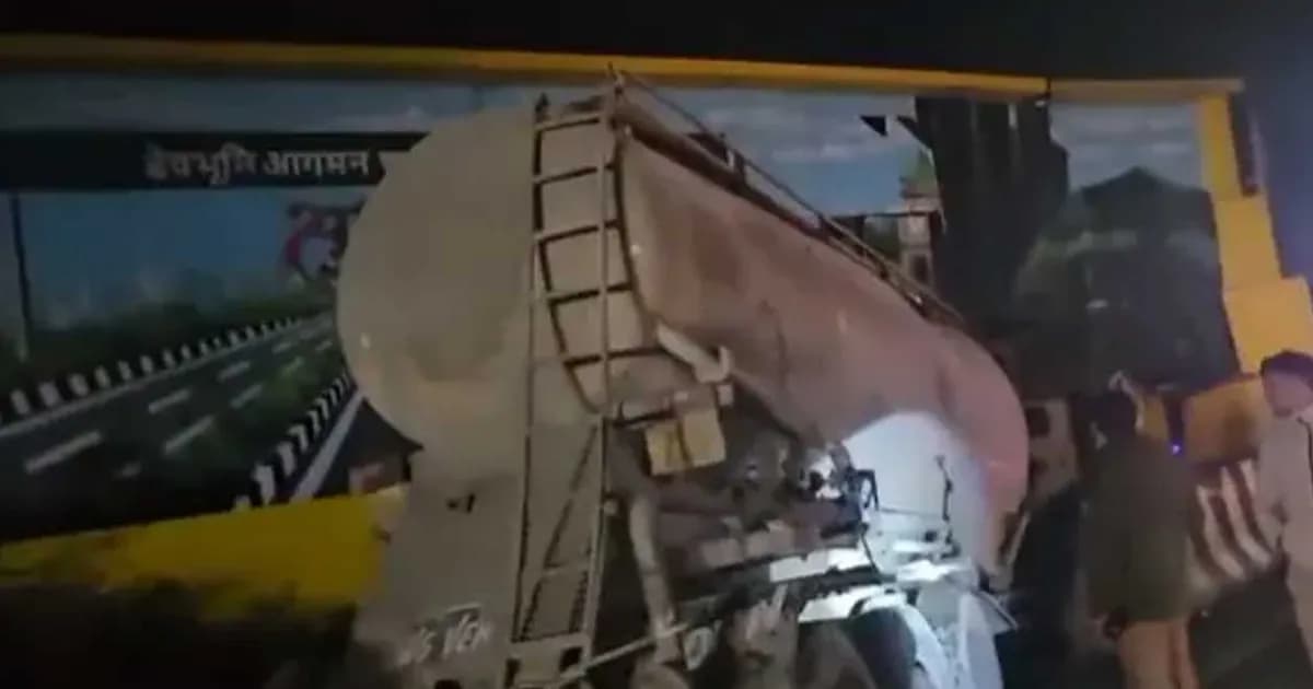 বিলবোর্ডকে রাস্তা ভেবে সজোরে ট্রাক চালালেন চালক, অতঃপর...